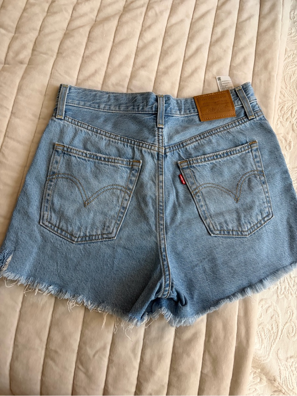 Levi's Light Blue ribcage High-Rise Denim Shorts 28 - Picture 2 of 4